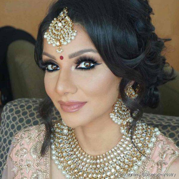 O delineador e o l?pis s?o indispens?veis para a maquiagem indiana bem valorizada no olhar (Foto: Instagram @blueroseartistry)